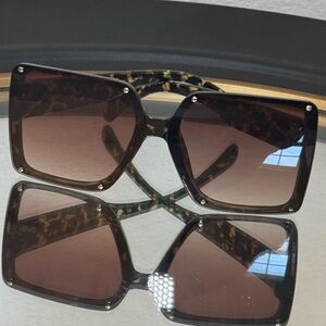 SQUARE OVERSIZED SUNNIES